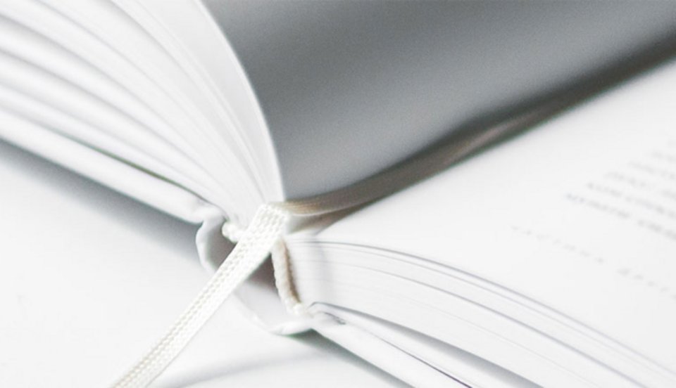Foto av en öppen bok