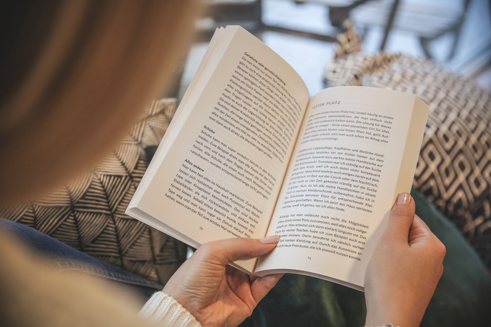 En kvinna läser en paperback-bok