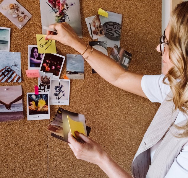 Kvinna skapar en mindmap