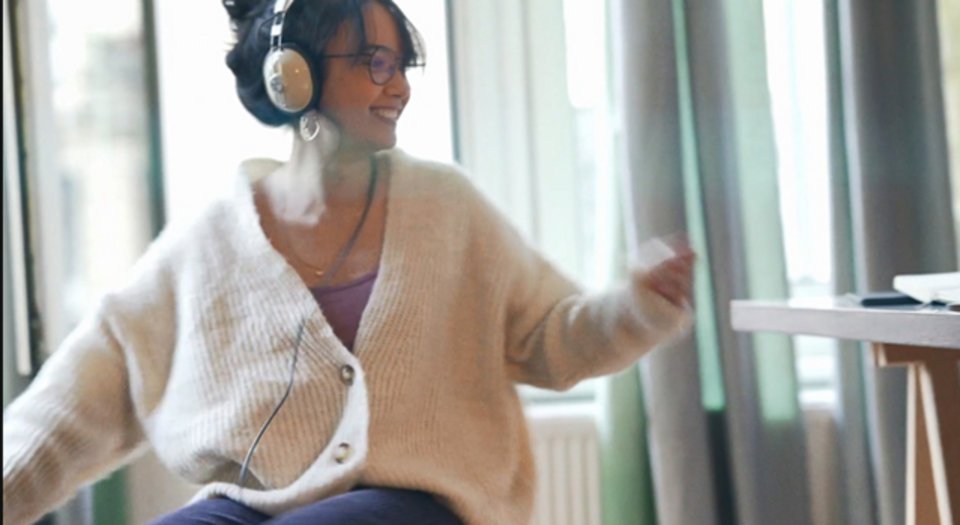 Foto av en ung kvinna med hörlurar